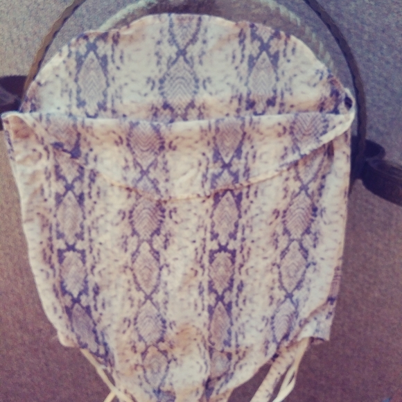 White and Gray Blouse, Small. Great Condition. - Picture 6 of 9